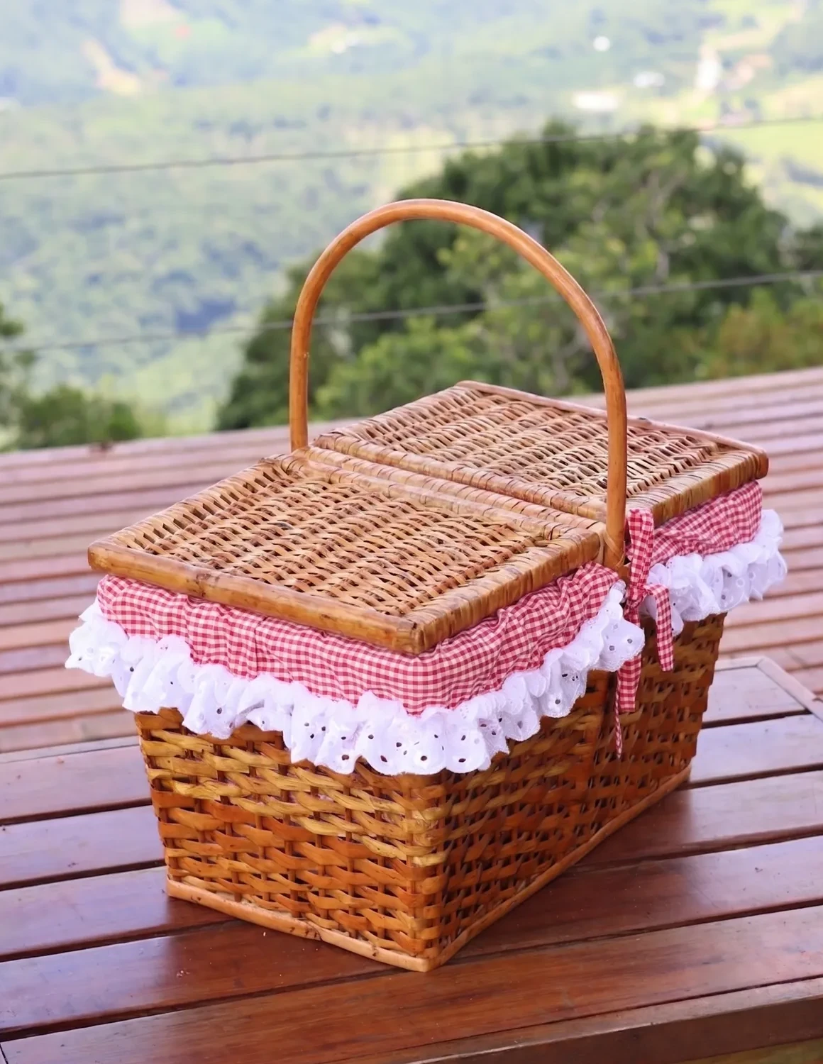Cesta de café da manhã, pronta na porta da cabana