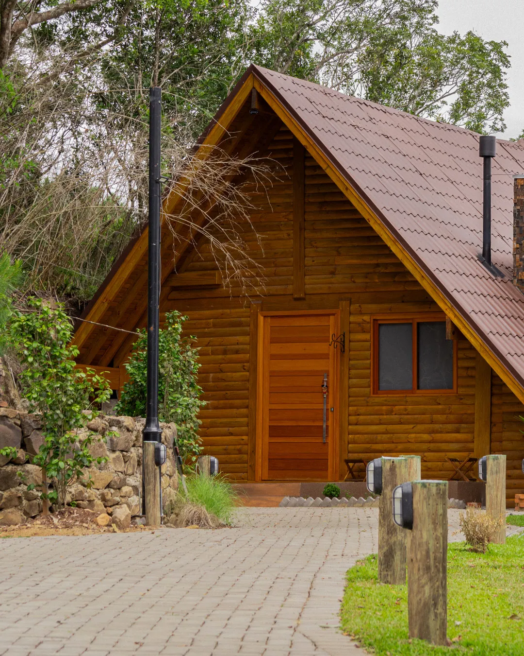 Cabana da Pedra — fachada externa entre a mata