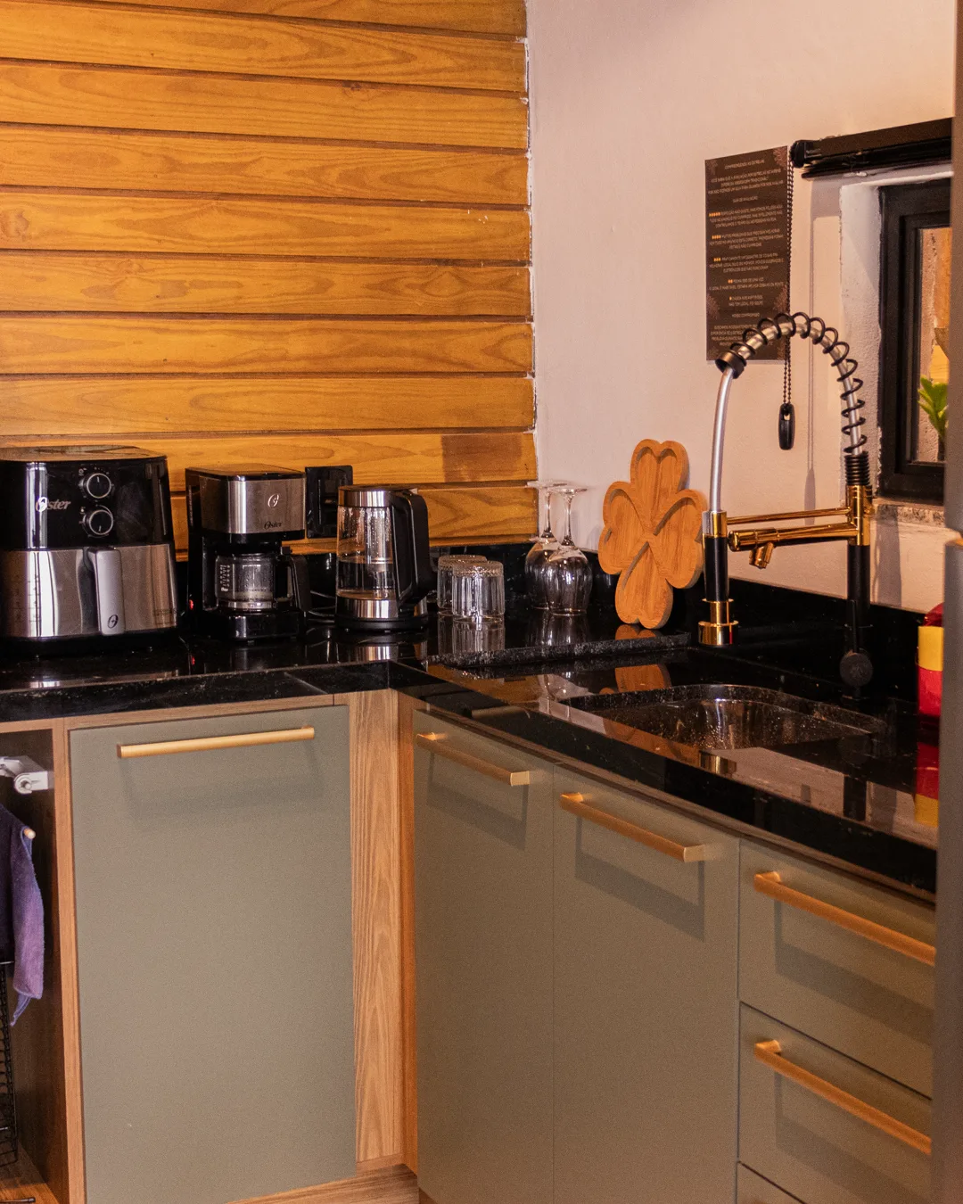 Cabana da Pedra — bancada da cozinha com cafeteiras