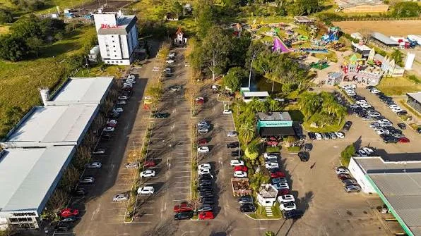Vista aérea do Alles Blau, em Igrejinha, com as lojas e o estacionamento