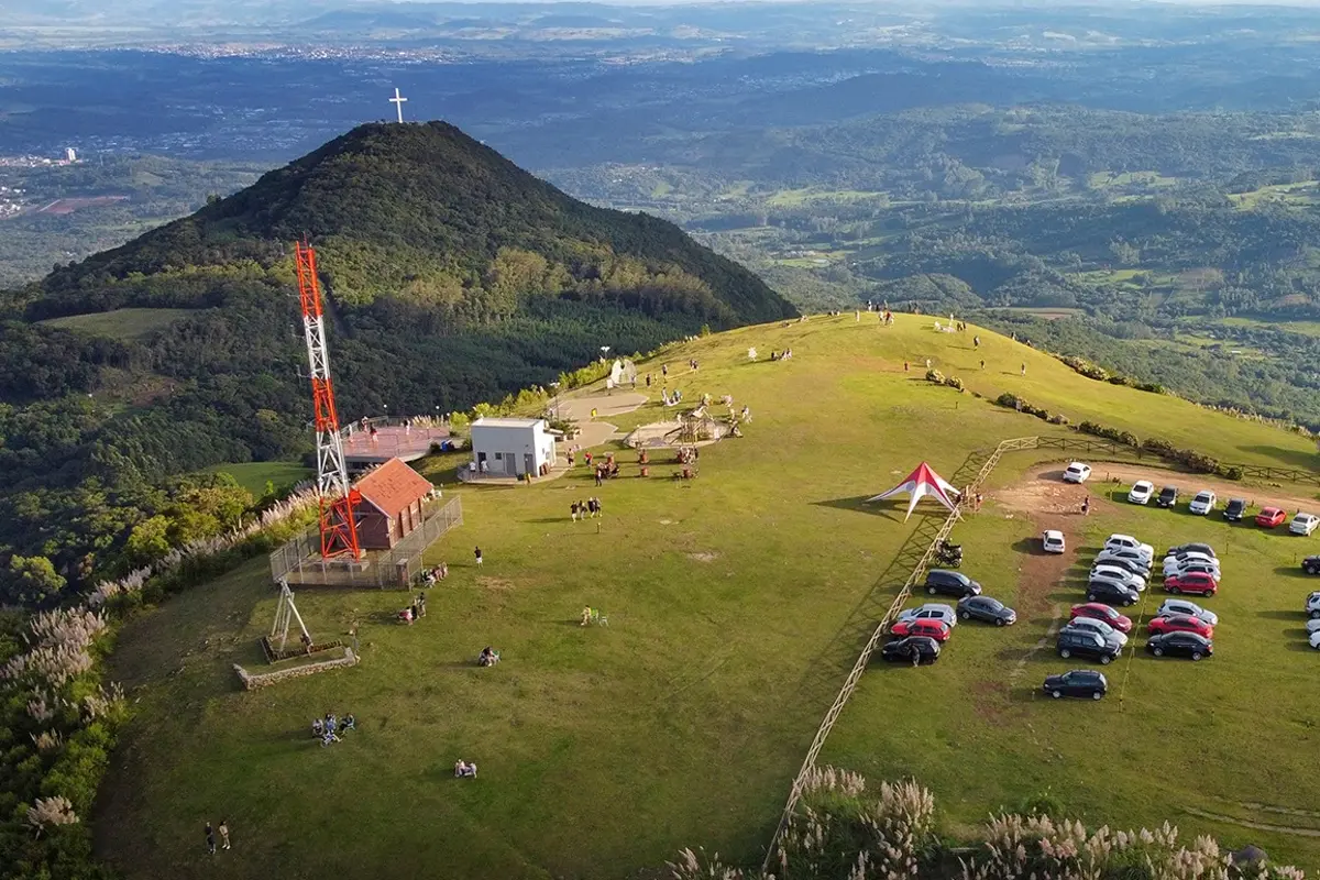 Vista aérea do platô do Parque Alto da Pedra, com o vale da serra ao fundo