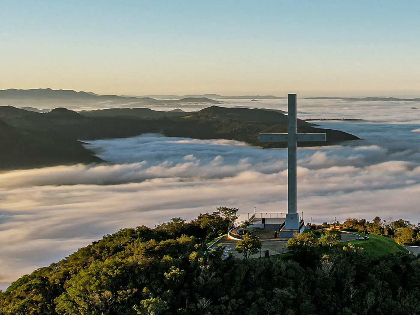 Mar de nuvens preenchendo o vale da Serra Grande ao amanhecer, visto do alto