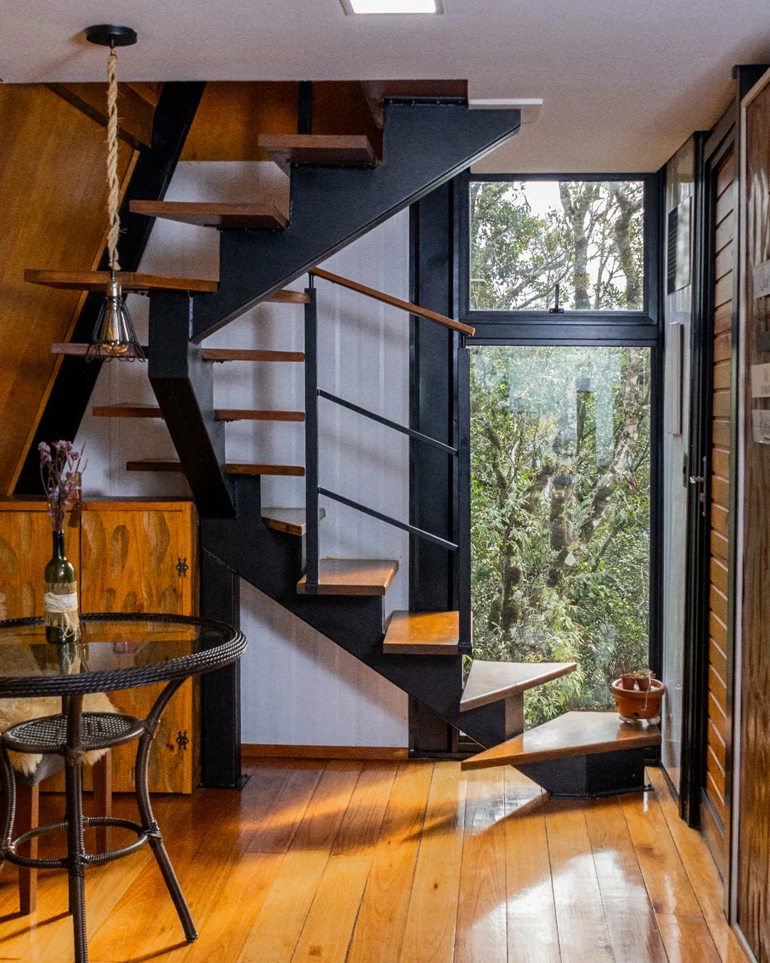 Cabana dos Sonhos — sala de estar com sofá e escada