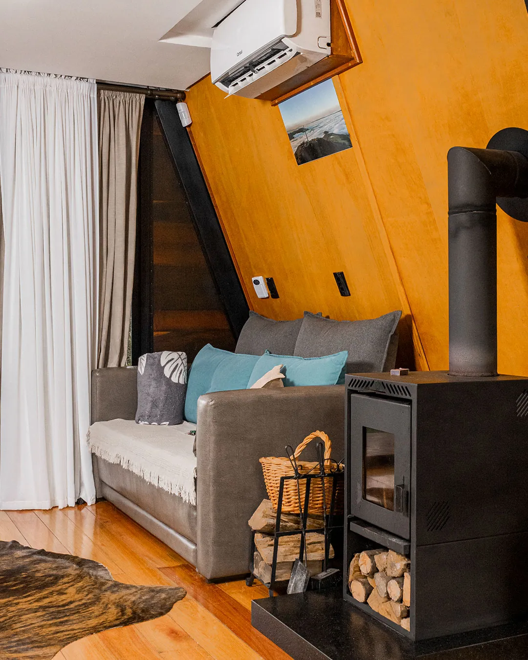 Sala com sofá e calefator