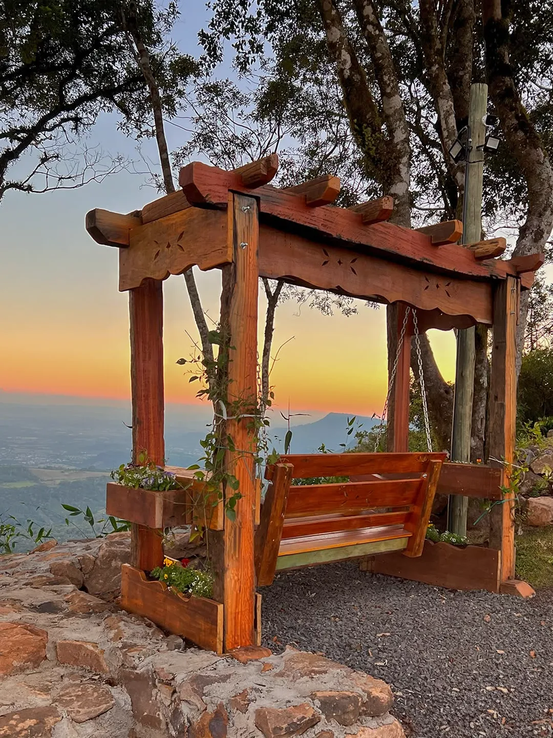 Namoradeira suspensa ao pôr do sol